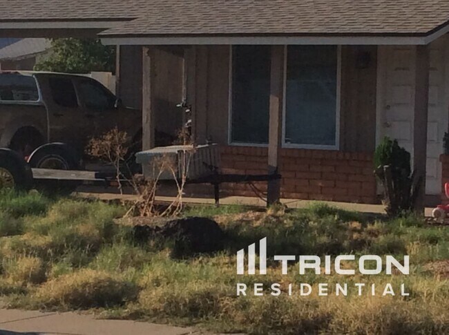 Building Photo - 2153 E Claire Dr