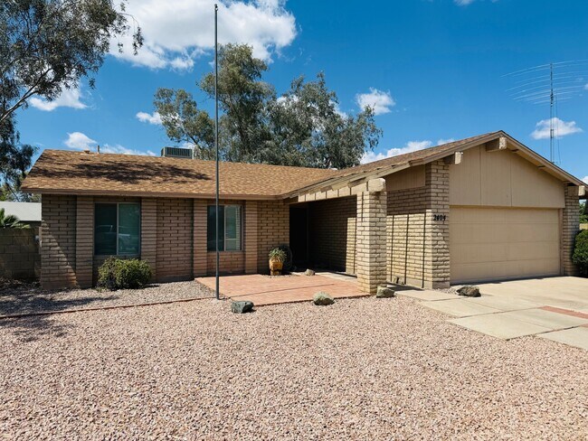 Building Photo - 2404 N Palomino Ct