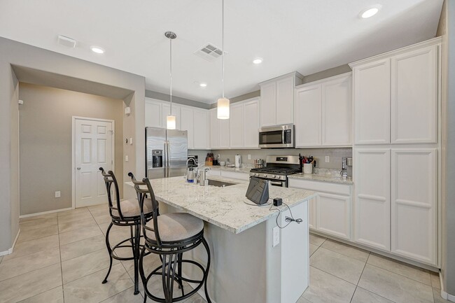 Building Photo - Modern 3 Bedroom Townhouse near Blue Diamond