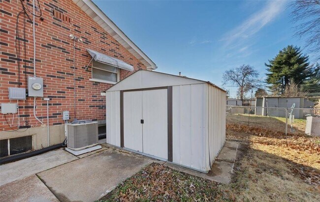 Building Photo - 713 Ave H