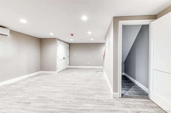 Building Photo - 78 Roslyn Rd