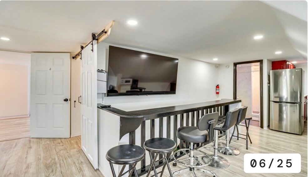 Building Photo - 1724 W Main St