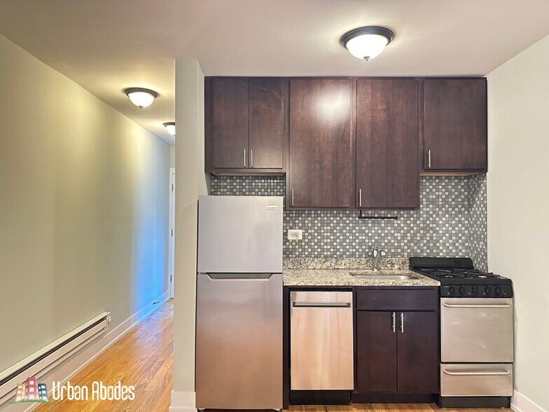 Building Photo - 816 W Cornelia Ave