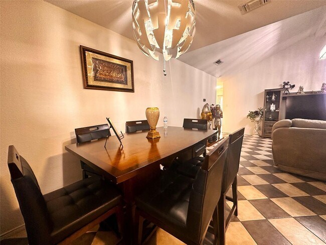 Building Photo - Stylish & Spacious 3-Bed Home