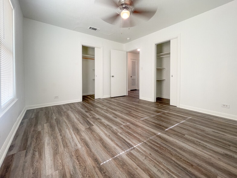 Building Photo - 701 N Barbara St