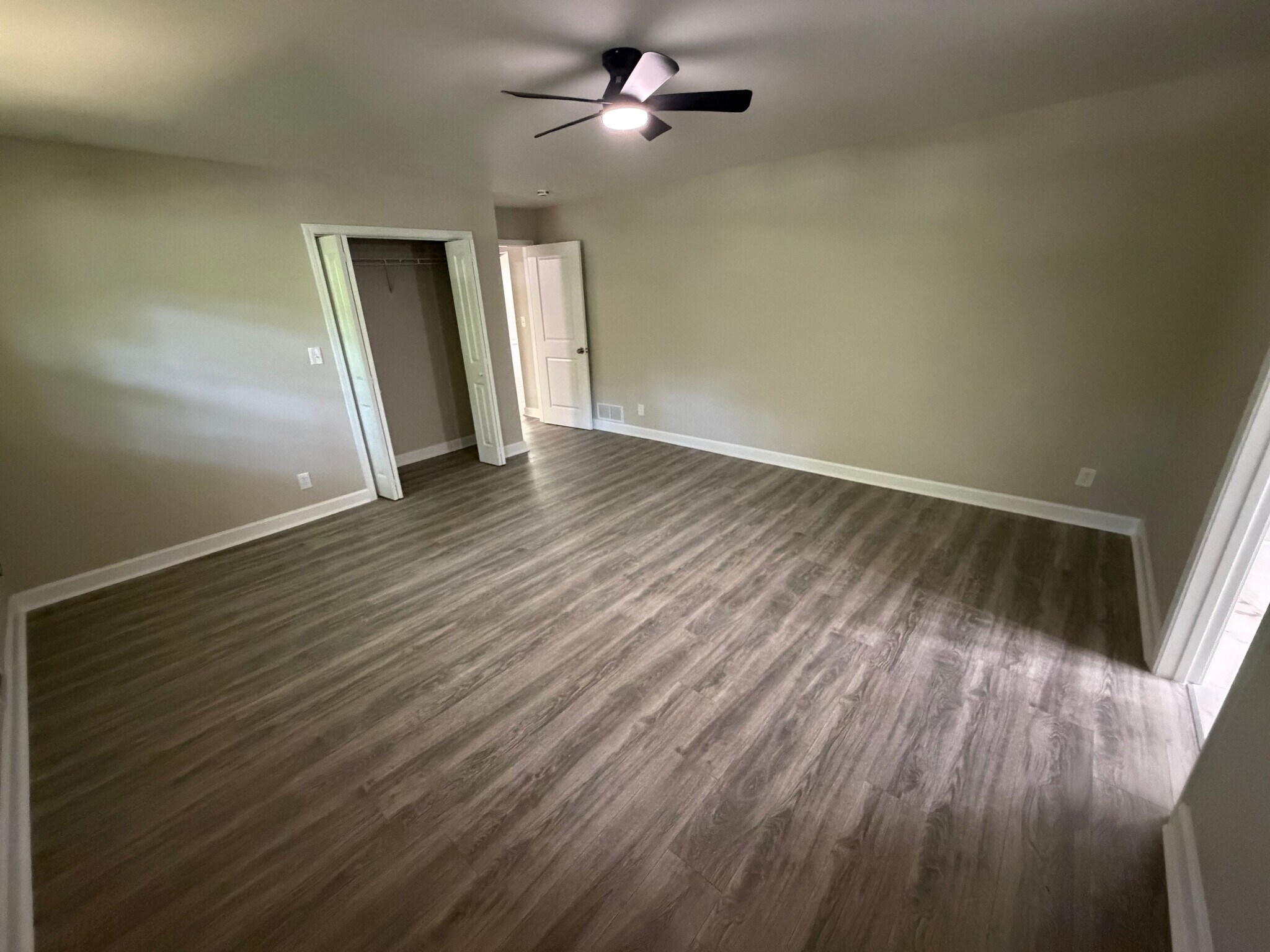 Building Photo - Room in House on Heritage Hills Cir