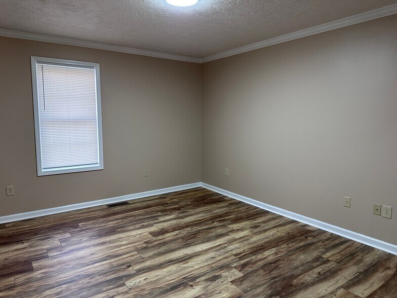 Building Photo - 69 Randi Dr