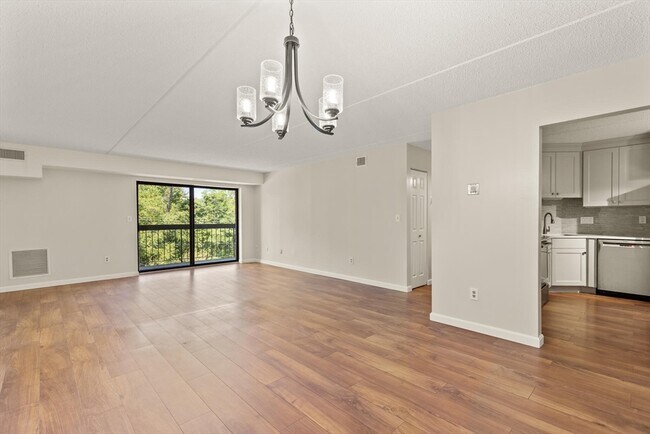 Building Photo - 289 Elm St