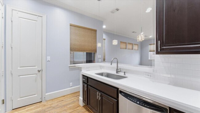 Building Photo - 931 W 23rd St