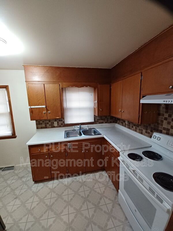 Building Photo - 643 SW Oakley Ave