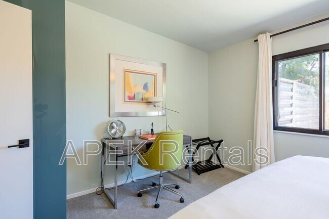 Building Photo - 2204 W Acacia Rd