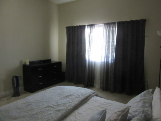 Building Photo - Lovely 3 BR / 2 BA Condo Located In Desira...