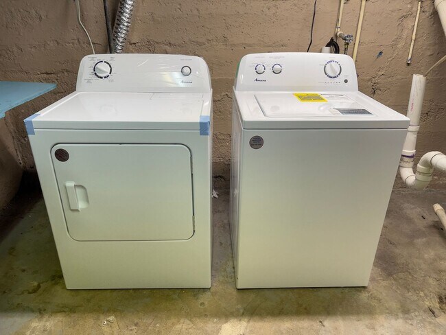 Building Photo - PRELEASING for AUGUST! Convenient Campus Living | 4BR with Fenced Yard & Covered Parking