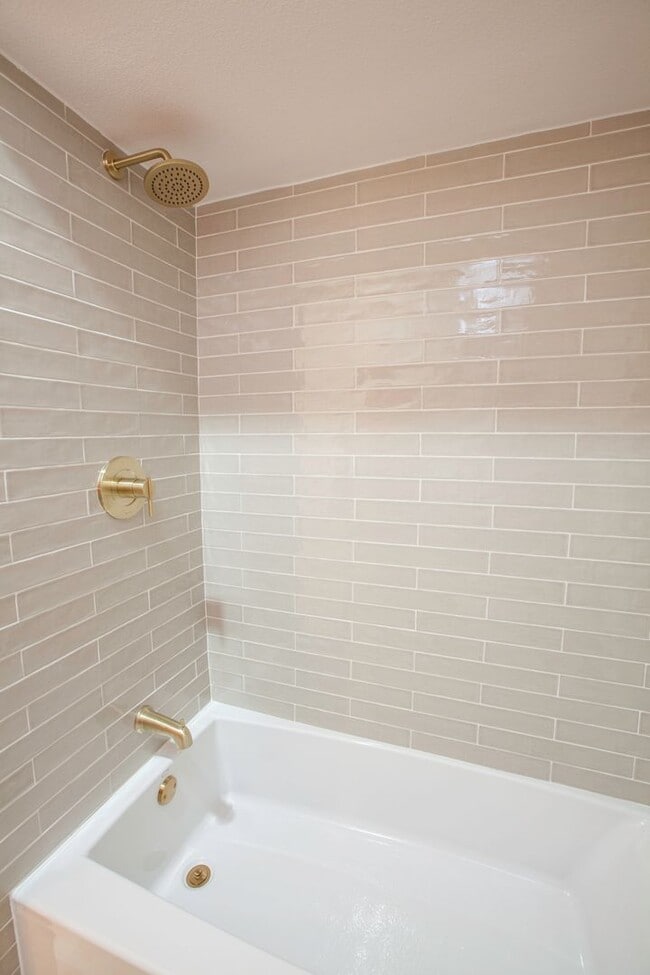 Building Photo - Remodeled Central Dallas Condo