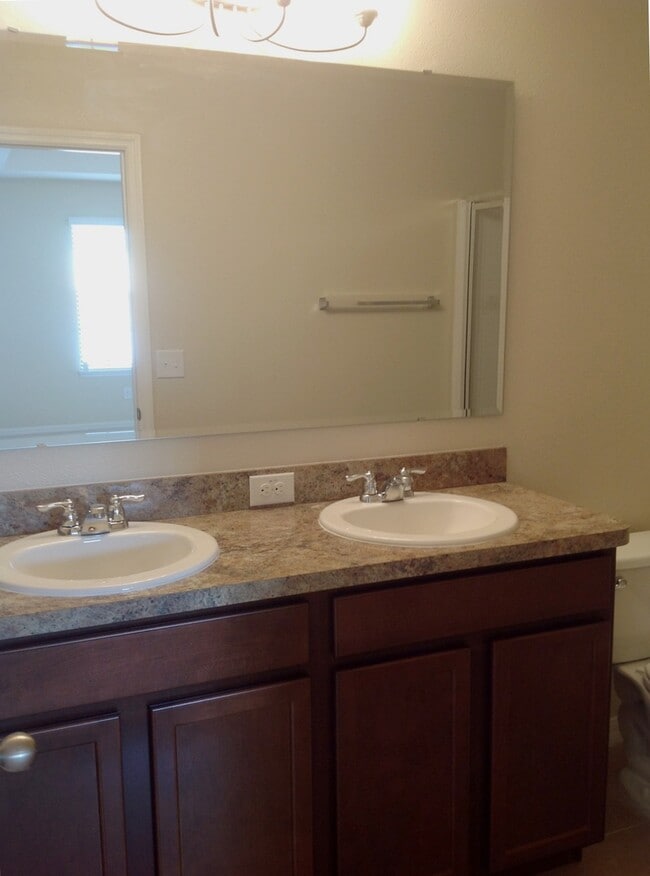 Building Photo - 3/2.5 Two-Story Townhouse with 1 Car Garage in Gated Community- Longwood!