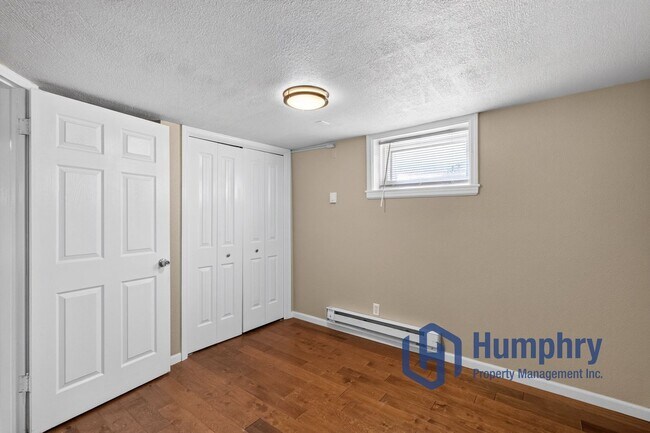Building Photo - Bottom unit of Duplex