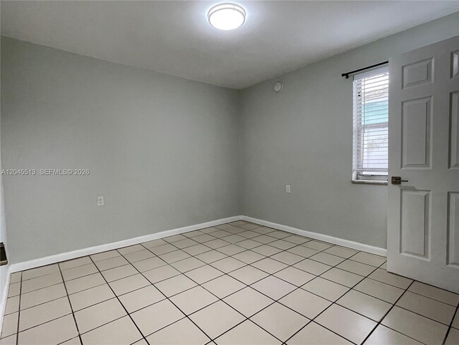 Building Photo - 325 SW 14th Ct