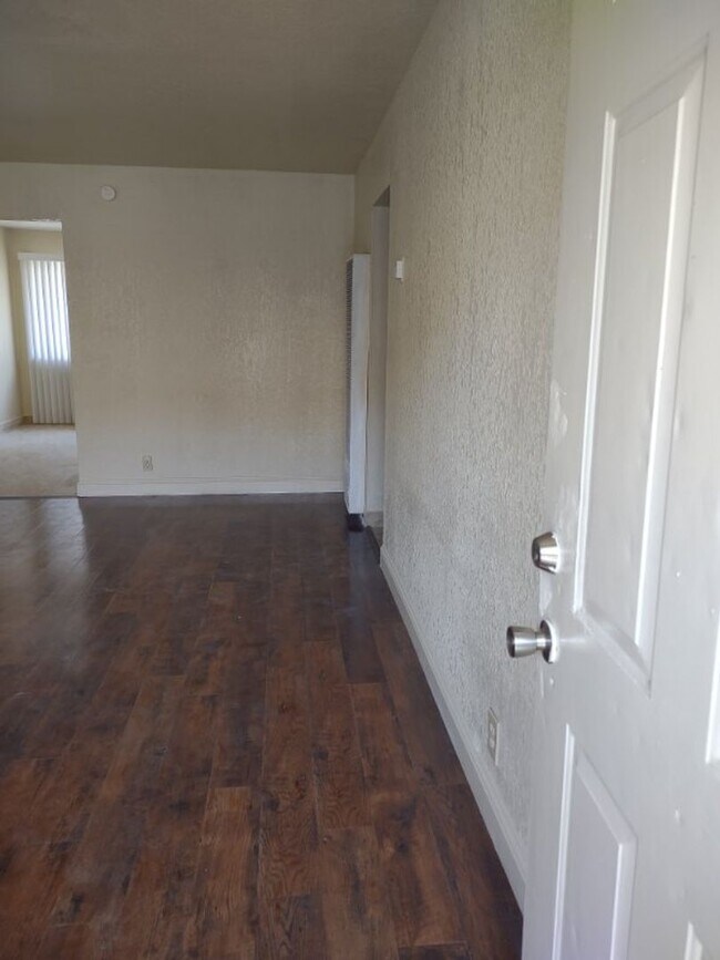 Building Photo - Refurbished 2bd Apartment in 4-Plex Building