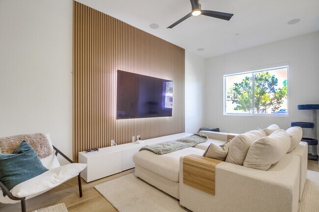 Building Photo - Welcome to your modern La Mesa townhome with solar!