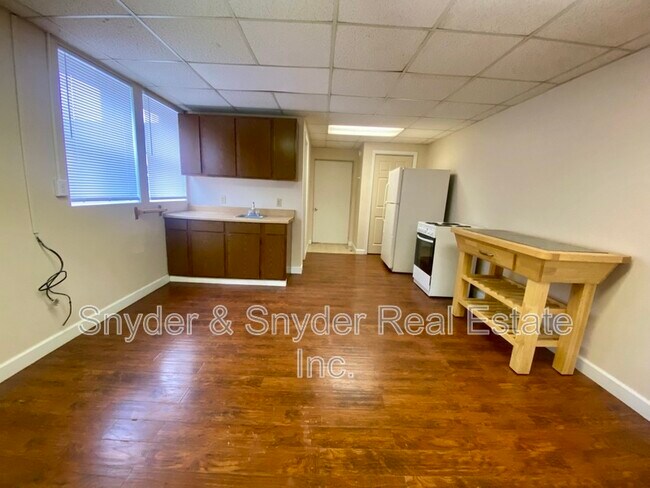 Building Photo - 777 W Market St