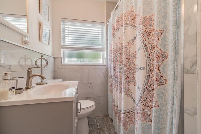 Building Photo - 607 Betmor Ln