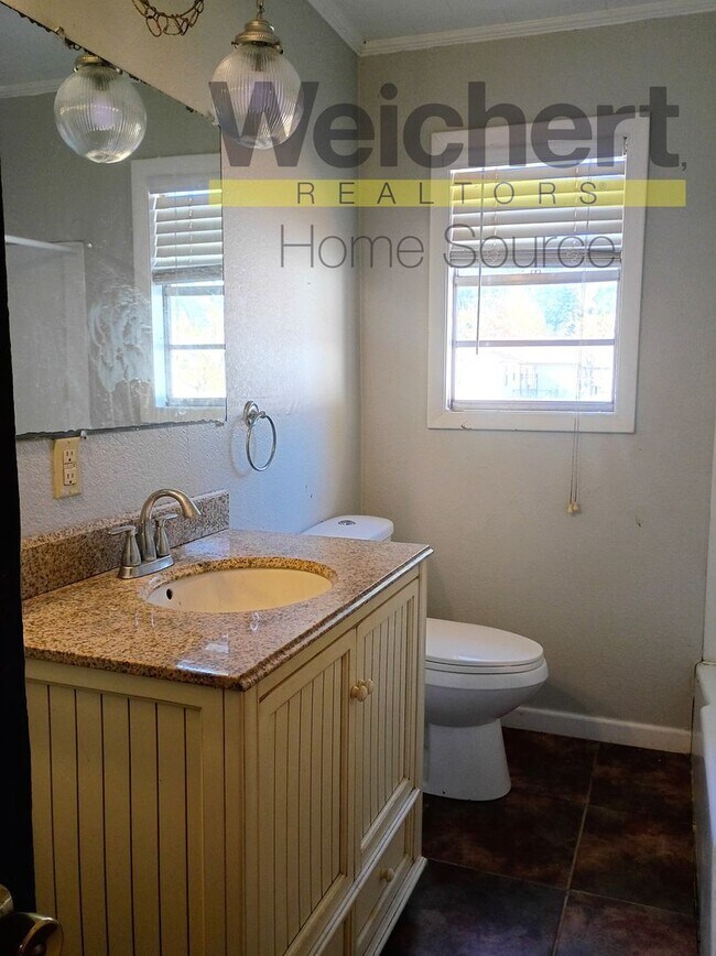 Building Photo - 3-Bed Home with Great Garage/Shop & Convenient Location