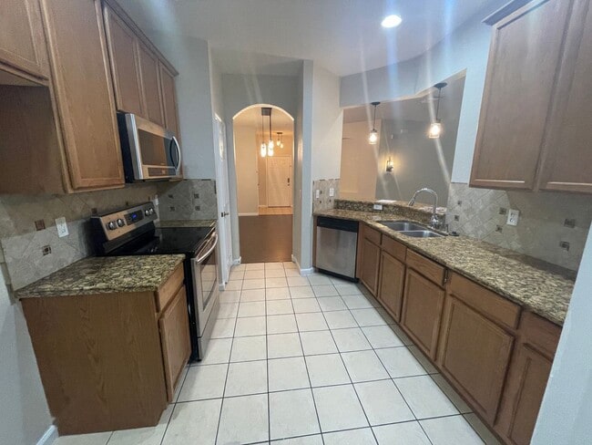 Building Photo - Affordable Elegance! 3 Bed 2 Bath Condo in...