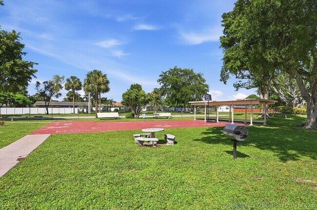 Building Photo - 950 NW 80th Ave