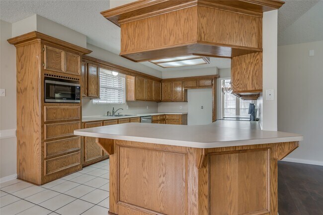 Building Photo - 2460 Pebblebrook Cir