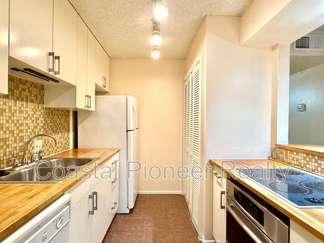 Building Photo - 5502 Pokeweed Ct