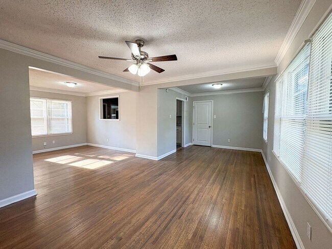 Building Photo - Updated 3 bedroom, 1 bathroom near Quince and Perkins