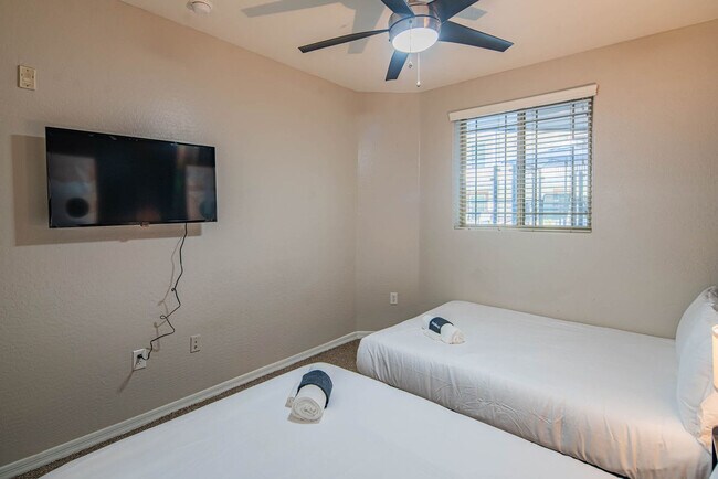 Building Photo - 1275 E University Dr