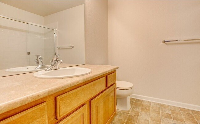 2nd bath - 4815 Hahns Peak Dr