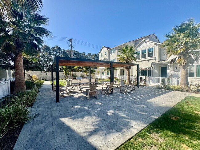 Building Photo - Gorgeous Newly Constructed Townhome