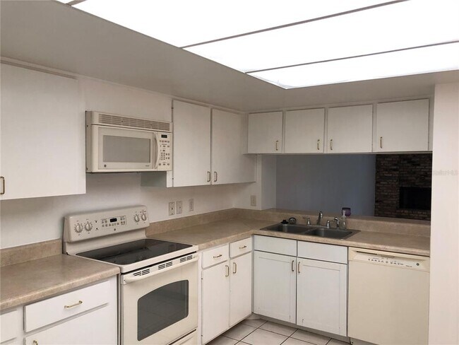 Building Photo - 1055 Kensington Park Dr