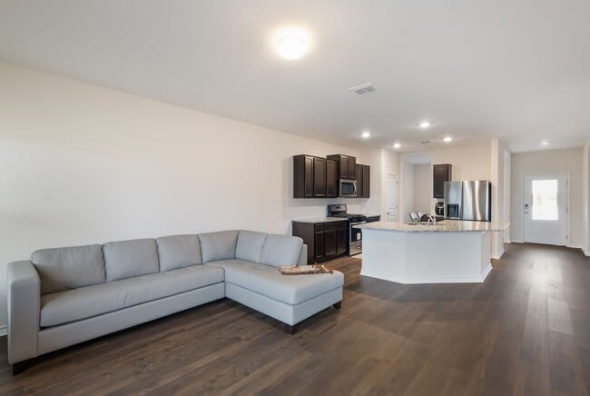 Building Photo - Private Cul-de-Sac Living with Spacious Backyard