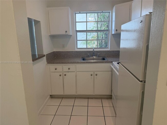 Building Photo - 8370 SW 65th Ave