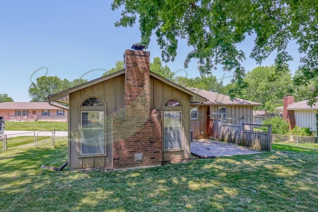 Building Photo - LOTS OF NATURAL SUNLIGHT!!!