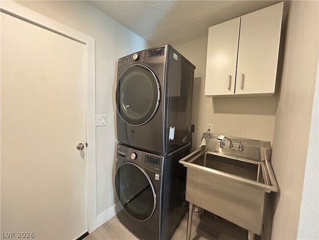 Building Photo - 1734 Sombrero Dr