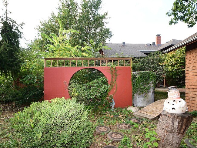 Building Photo - Cool House