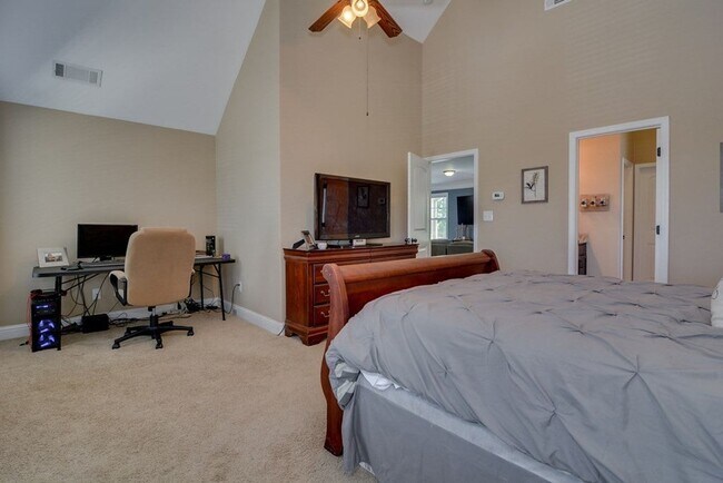 Building Photo - 3840 Berkshire Way