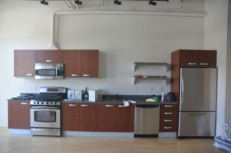 Building Photo - 231 Robinson St