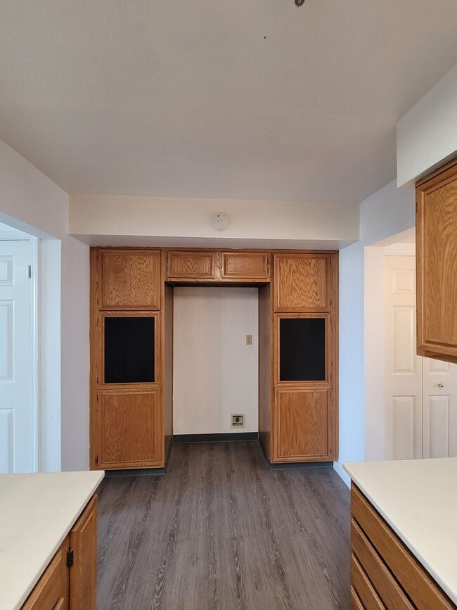 Building Photo - 3-bed 2-bath townhouse with a breathtaking Delta view!