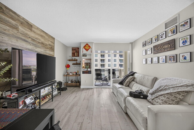 Building Photo - 403 S Sapodilla Ave