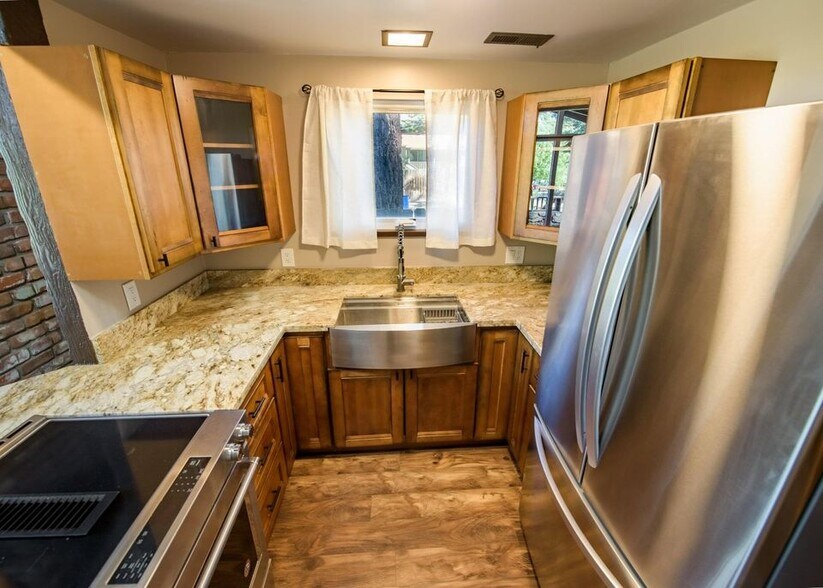 Building Photo - 1097 Club View Dr