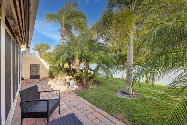 Building Photo - 11361 SW Pembroke Dr