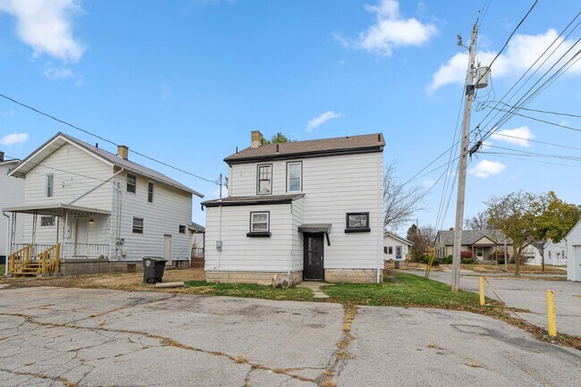 Building Photo - COMING SOON - 3 BEDROOM HOUSE ON SPRING ST