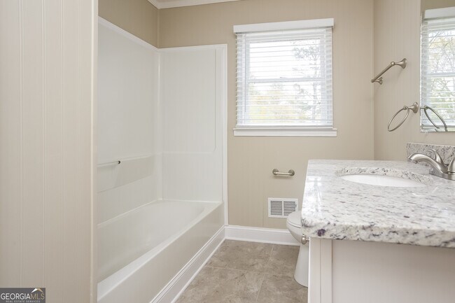 Building Photo - 680 N Kingsley Dr