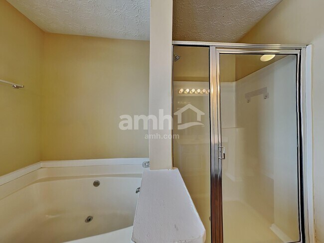 Building Photo - 1305 Carlysle Park Dr