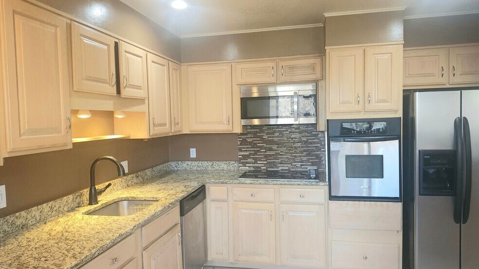 Building Photo - 6068 Vivian Ct